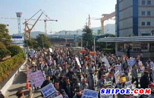 开始罢工了~大宇造船工人抗议现代重工收购