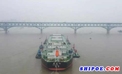 芜湖造船厂64000吨散货船（中汇76）顺利通过南京长江大桥