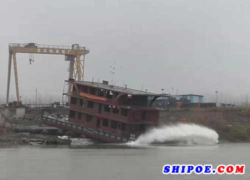 武汉航道船厂承建第一艘40米趸船顺利下水