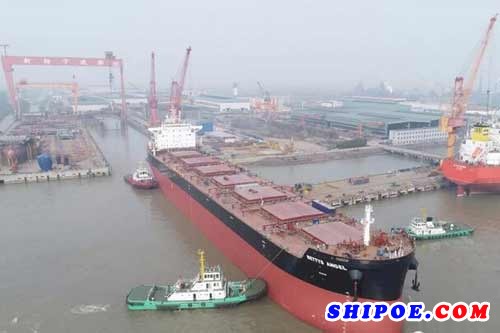 扬子江船业集团为土耳其ZIHNI船东建造的一艘82000DWT散货船在新扬子2#坞顺利出坞
