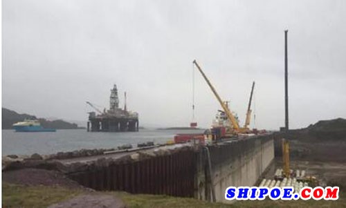 世界上最大的半潜式钻井平台离开苏格兰港口前往北海工作