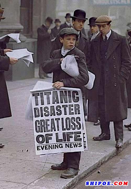 1912年4月16日，伦敦街头的报童手持“泰坦尼克号遇难，人员损失惨重”的报纸