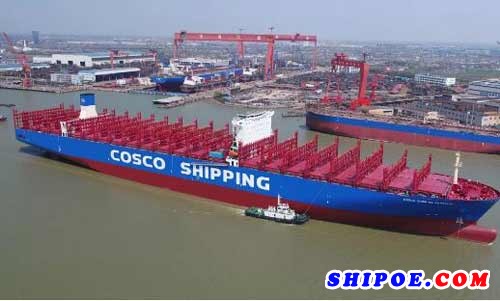 扬州中远海运重工一艘13500TEU系列集装箱船移泊上海长兴岛