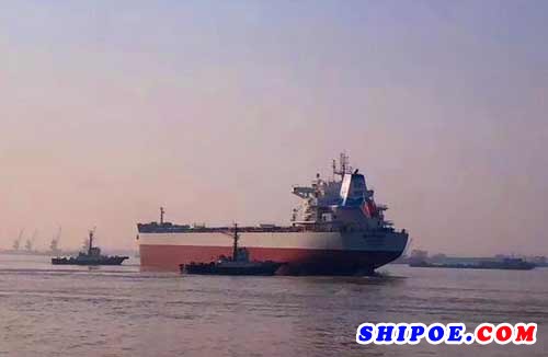 中船集团旗下中船澄西建造的14号8.2万吨散货船在中船澄西扬州公司码头按计划出海试航