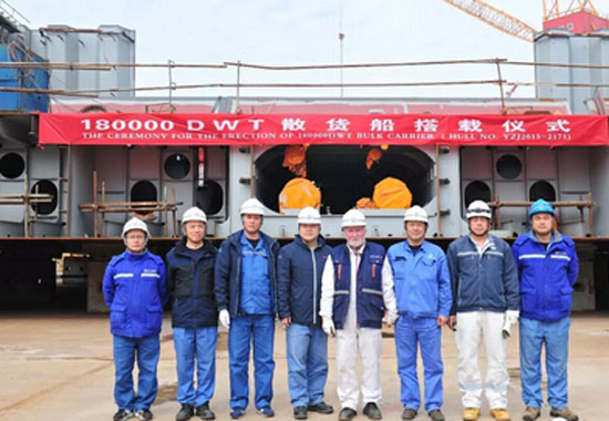 扬子江船业180000DWT散货船举行进坞搭载仪式