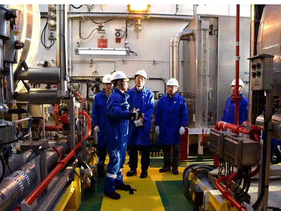 中国石油和化工自动化应用协会理事长陈明海飞抵“海洋石油162”调研