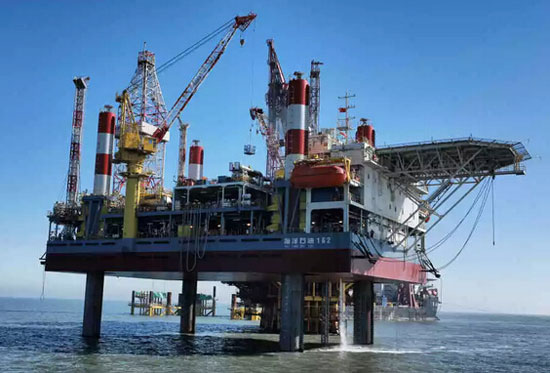 中国石油和化工自动化应用协会理事长陈明海飞抵“海洋石油162”调研