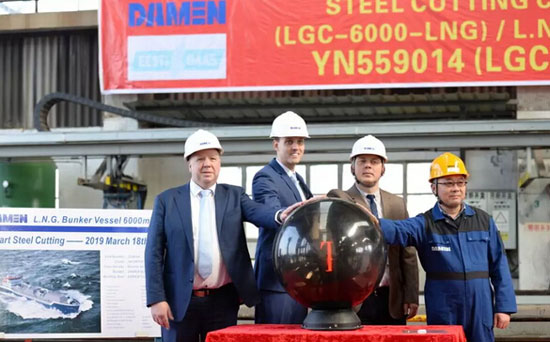 近海LNG燃料船在宜昌达门举行切钢板仪式