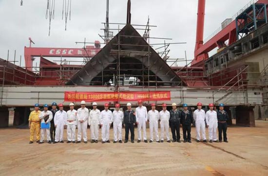 长江航道局13800方自航耙吸挖泥船进坞搭载