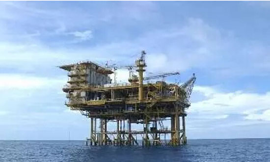 中海油青岛海工生产工地上600吨、800吨龙门吊巍峨耸立!