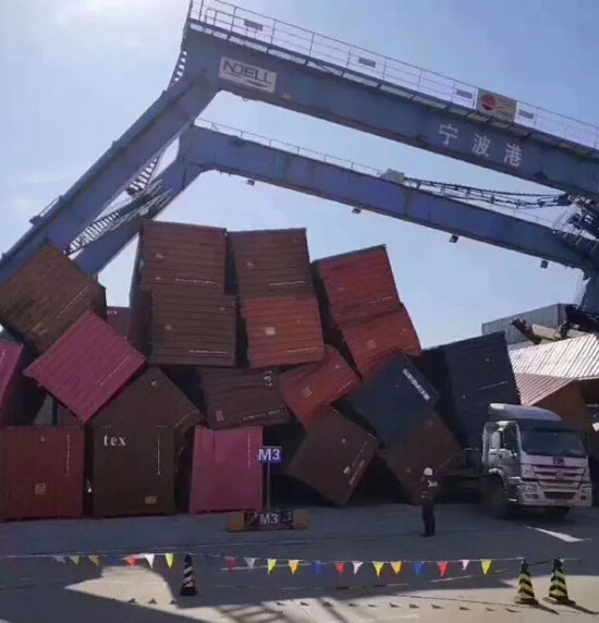宁波舟山港龙门吊倒塌，事故造成1名龙门吊司机受伤
