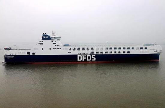 南京金陵船厂有限公司为丹麦DFDS公司建造的第二艘15500吨滚装船驶离公司仪征厂区舾装码头