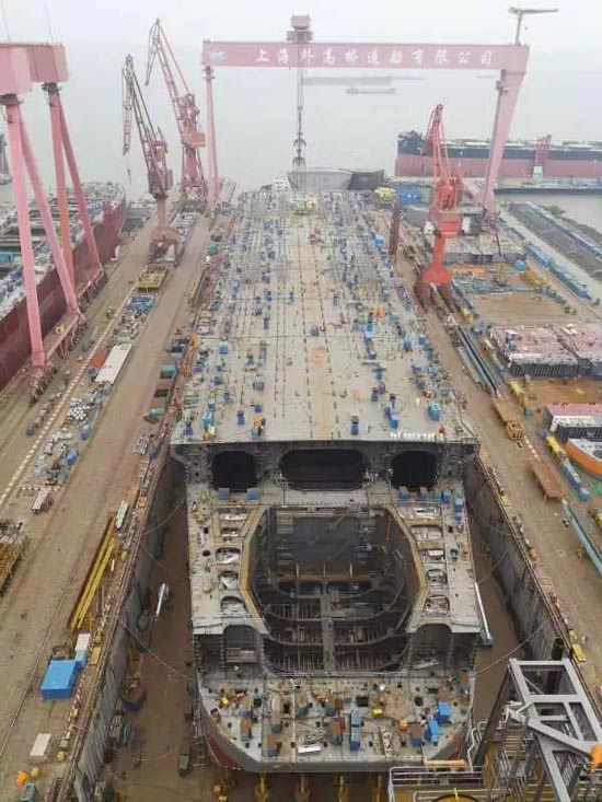 外高桥造船建造的30万吨浮式生产储油轮H1468船在2号船坞顺利完成连续多次大型总段移位工程