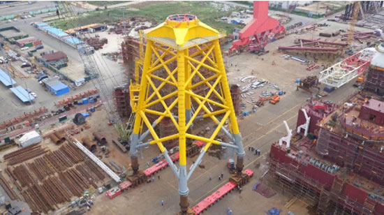国内最大最重海上风机基础导管架成功吊装！