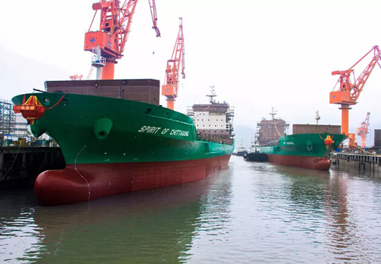 马尾造船公司两艘1162TEU集装箱船顺利出坞