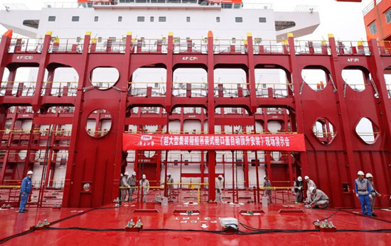 沪东中华造船实现超大箱船吊装式舱口盖自动顶升