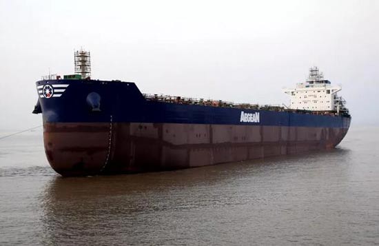 舟山中远海运重工首制8.16万载重吨散货船成功下水