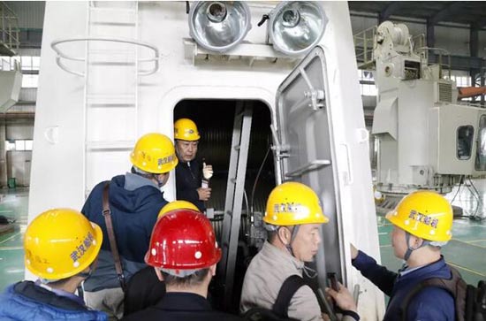 武汉船机与中远海运散货灵便船队交流甲板机械技术