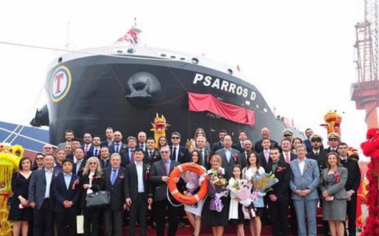 命名人Nektaria Fytrou、Anastasia Psarrou、Wu Yuting共同将厂编X1220号新船命名为“PSARROS D”轮。
