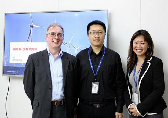 从左往右：壳牌（上海）技术有限公司亚太区润滑技术总经理Cameron Watson 博士，南高齿风电事业部产品开发技术总监孙义忠先生，壳牌全球技术以及OEM经理 Karen Lee女士
