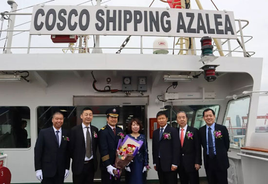 扬州中远海运重工首制13500TEU集装箱船命名交付