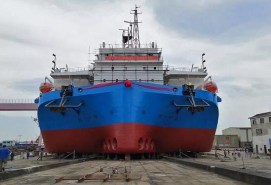 国内首座1200吨自航自升式风电安装平台“振江”号顺利下水