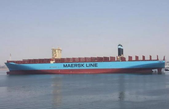 港船重工迎来天津最大集装箱船进坞