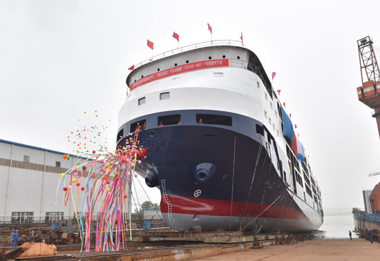 长江流域第一艘新型800车滚装船在镇江船厂下水