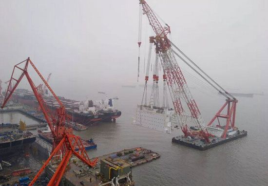 大尺寸、大吨位FPSO上层建筑在外高桥造船成功吊装