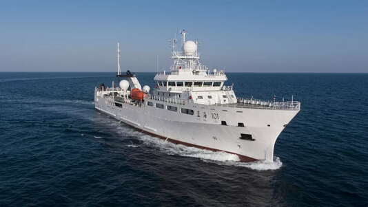 沪东中华造船3000吨海洋渔业综合科学调查船首制船试航奏凯