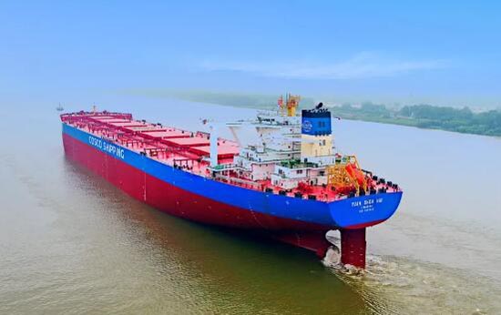 扬州中远海运重工顺利交付第二艘40万吨矿砂船