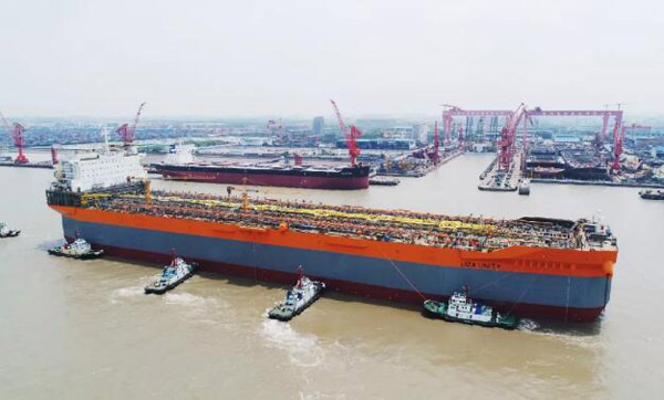 全球首制通用型海上浮式生产储油船在外高桥造船顺利出坞