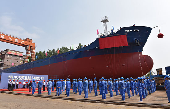 镇江船厂1艘4650DWT杂货船命名下水