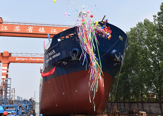 镇江船厂1艘4650DWT杂货船命名下水
