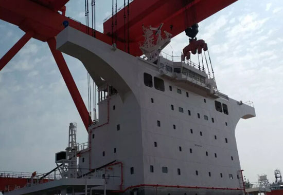 外高桥造船建造的两艘18万吨散货船上建模块与机舱棚在外高桥海工实现同步装船交付