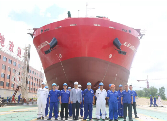 武船集团船舶公司新13000吨甲板运输船1号船顺利下水