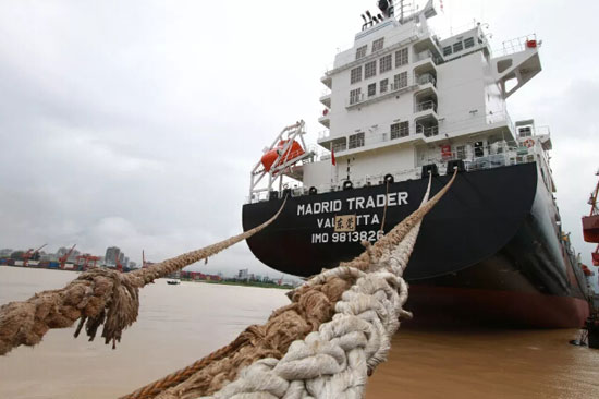 广东中远海运重工一艘1750TEU集装箱船试航