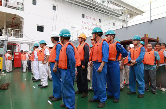 广东中远海运重工一艘1750TEU集装箱船试航