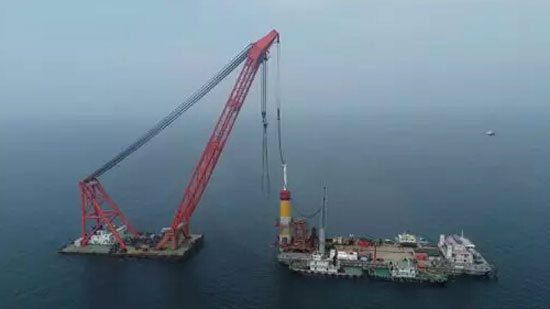 中船海工庄河项目首根单桩基础沉桩、风电安装平台铺底同时顺利完成