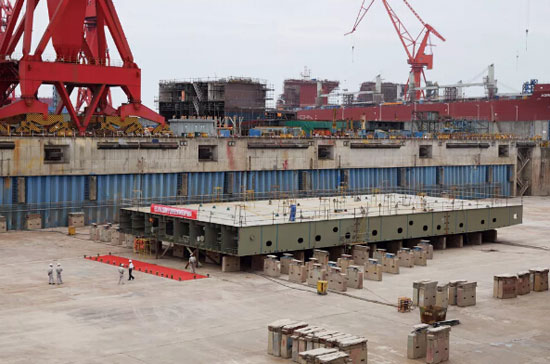 沪东中华造船22000箱3号船坞内开建，两坞生产联动正式开始