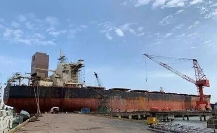龙山船厂为H-Line首艘安装脱硫装置船舶完工开航