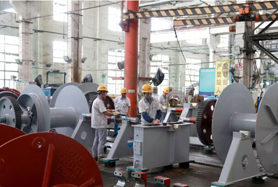 武汉船机承制的外贸型锚绞机完工发运出厂