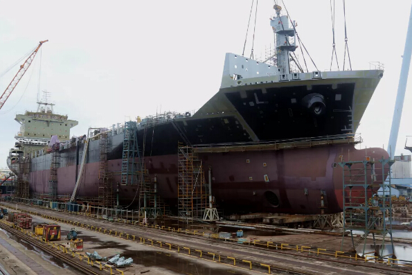 广东中远海运重工1750TEU系列6号船顺利完成主船体成型
