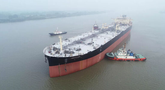扬州中远海运重工两船同日试航