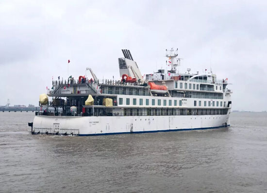 中国首艘国产极地探险邮轮在江苏海门开启试航之旅