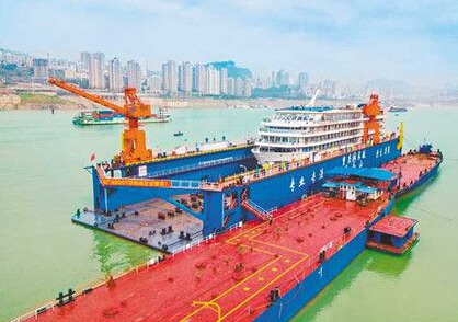 三峡库区最大浮船坞在重庆江万船厂投入运营