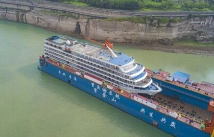 三峡库区最大浮船坞在重庆江万船厂投入运营