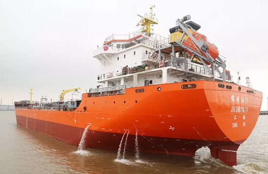海通海洋一艘13200吨成品油船顺利交付