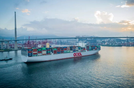 全球最大型箱船首挂香港海港联盟旗下葵青八号码头 