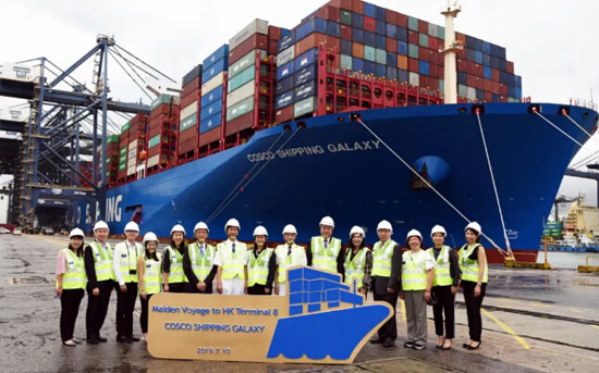 全球最大型箱船首挂香港海港联盟旗下葵青八号码头 